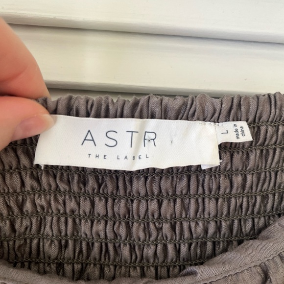 ASTR Terra Bella Square Neck Tie Strap Crop Top in mushroom | Gray | Large - Picture 5 of 11